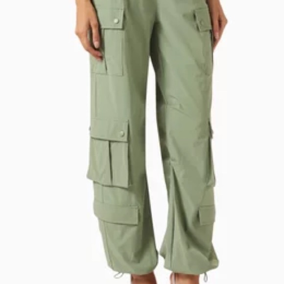 ALICE + OLIVIA
Shara Parachute Cargo Pants in Recycled-nylon - Picture 2 of 4